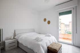 Appartement te huur voor € 1.500 per maand in Bologna, Via Gian Lorenzo Bernini