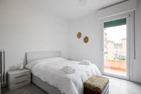 Apartment for rent for €1,500 per month in Bologna, Via Gian Lorenzo Bernini