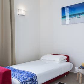 Appartamento in affitto a 1.800 € al mese a Genoa, Via Milano