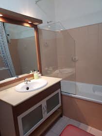 Отдельная комната сдается в аренду за 300 € в месяц в Valença, Rua Val Flores
