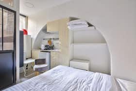Studio for rent for €1,600 per month in Paris, Rue des Poissonniers