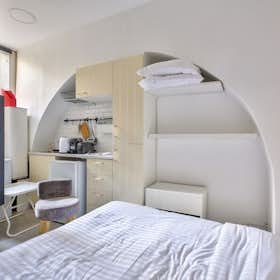 Studio for rent for €1,600 per month in Paris, Rue des Poissonniers