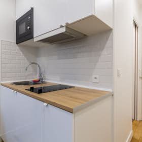 Studio for rent for €2,050 per month in Paris, Rue du Faubourg Saint-Honoré