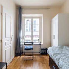 Studio for rent for €1,699 per month in Paris, Rue Traversière