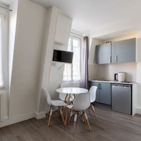 Studio for rent for €2,399 per month in Paris, Rue du Faubourg Saint-Honoré