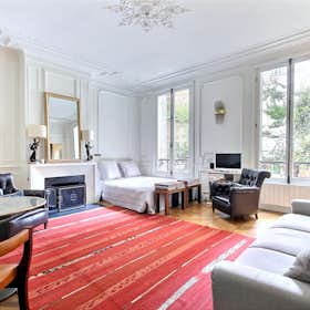 Studio for rent for €3,121 per month in Paris, Rue de Buci