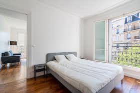 Studio for rent for €2,699 per month in Paris, Rue Philippe de Girard