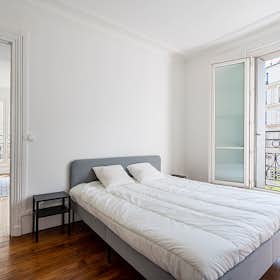 Studio for rent for €2,699 per month in Paris, Rue Philippe de Girard