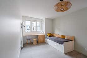 Studio for rent for €1,999 per month in Paris, Rue du Buisson Saint-Louis