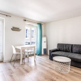 Studio for rent for €2,499 per month in Paris, Rue de Grenelle