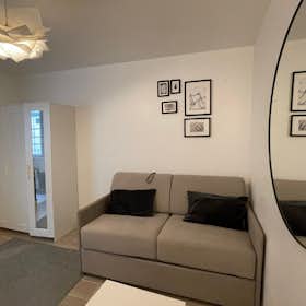 Studio for rent for €1,550 per month in Paris, Rue des Dames