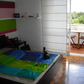公寓 正在以 €800 的月租出租，其位于 Oeiras, Rua Professor José Ferreira Marques