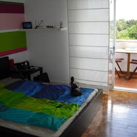 Appartement te huur voor € 800 per maand in Oeiras, Rua Professor José Ferreira Marques