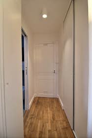 Studio for rent for €1,650 per month in Paris, Rue Charles Baudelaire