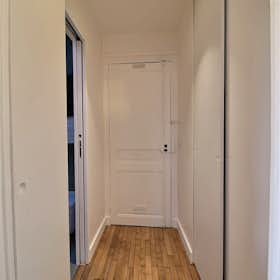 Studio for rent for €1,650 per month in Paris, Rue Charles Baudelaire