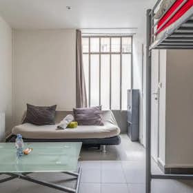 Studio for rent for €1,950 per month in Paris, Rue Alfred Durand-Claye