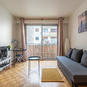 Studio for rent for €2,050 per month in Paris, Rue de Montreuil