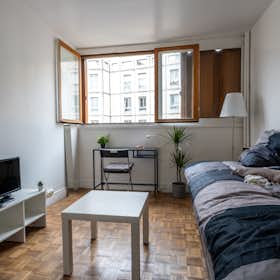 Studio for rent for €1,849 per month in Paris, Rue des Envierges