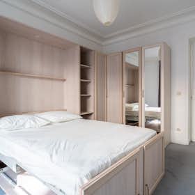 Apartment for rent for €2,850 per month in Paris, Rue Camille Crespin du Gast