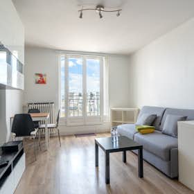 Studio for rent for €2,550 per month in Paris, Rue Didot