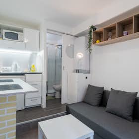 Studio for rent for €1,699 per month in Paris, Rue Aristide Briand