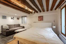Studio for rent for €2,399 per month in Paris, Boulevard de Bonne Nouvelle