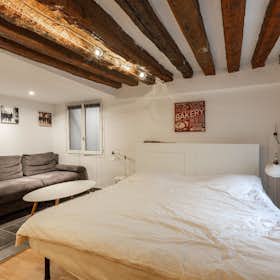 Studio for rent for €2,399 per month in Paris, Boulevard de Bonne Nouvelle