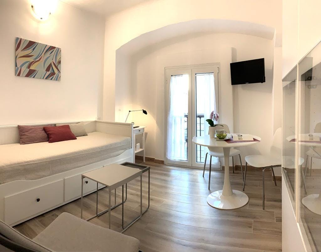 Studio for rent for €1,400 per month in Milan, Via Savona