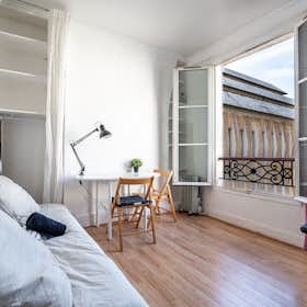 Studio for rent for €1,800 per month in Paris, Rue Victor Massé