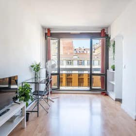 Studio for rent for €2,149 per month in Paris, Rue Saint-Maur