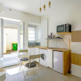 Studio for rent for €1,800 per month in Paris, Rue Guyton-de-Morveau