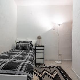 Apartment for rent for €1,700 per month in Paris, Rue Philippe de Girard