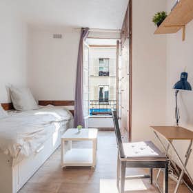 Studio for rent for €1,699 per month in Paris, Rue Rébeval
