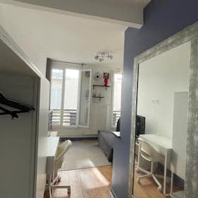 Studio for rent for €1,699 per month in Paris, Rue de Saussure
