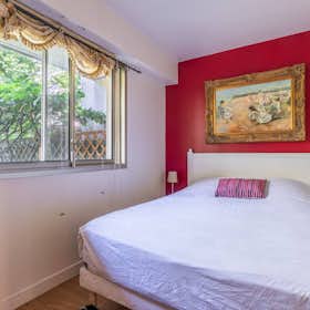Apartment for rent for €3,150 per month in Paris, Rue Cino del Duca