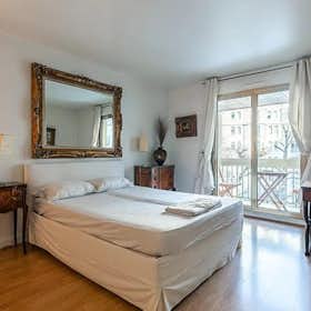 Studio for rent for €3,400 per month in Paris, Avenue Marceau