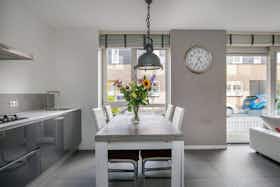Apartamento para alugar por € 2.500 por mês em Moordrecht, Klutendreef