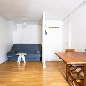 Studio for rent for €1,650 per month in Paris, Rue Ramey