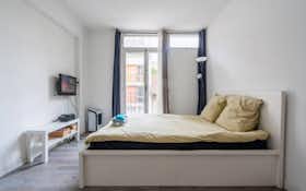 Studio for rent for €2,799 per month in Paris, Rue Guyton-de-Morveau