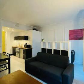Studio for rent for €2,599 per month in Paris, Rue d'Hauteville