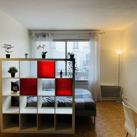 Studio for rent for €2,800 per month in Paris, Rue de Buzenval