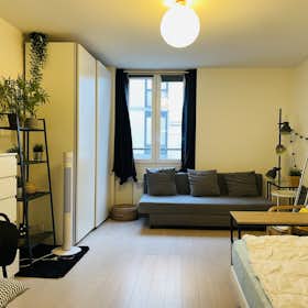 Studio for rent for €2,100 per month in Paris, Rue du Faubourg du Temple