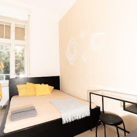 Private room for rent for HUF 130,307 per month in Budapest, Nefelejcs utca