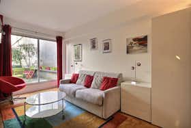 Studio for rent for €1,417 per month in Paris, Place Jacques Bonsergent