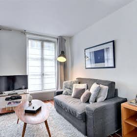 Apartment for rent for €1,802 per month in Paris, Rue Bayard