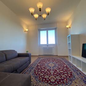 Apartment for rent for €2,500 per month in Milan, Via Lucio Giunio Columella
