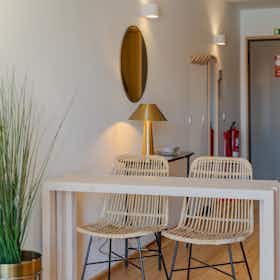 Apartment for rent for €2,190 per month in Porto, Rua de Pinto Bessa