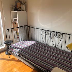 Private room for rent for €520 per month in Porto, Rua Dom Domingos Pinho Brandão