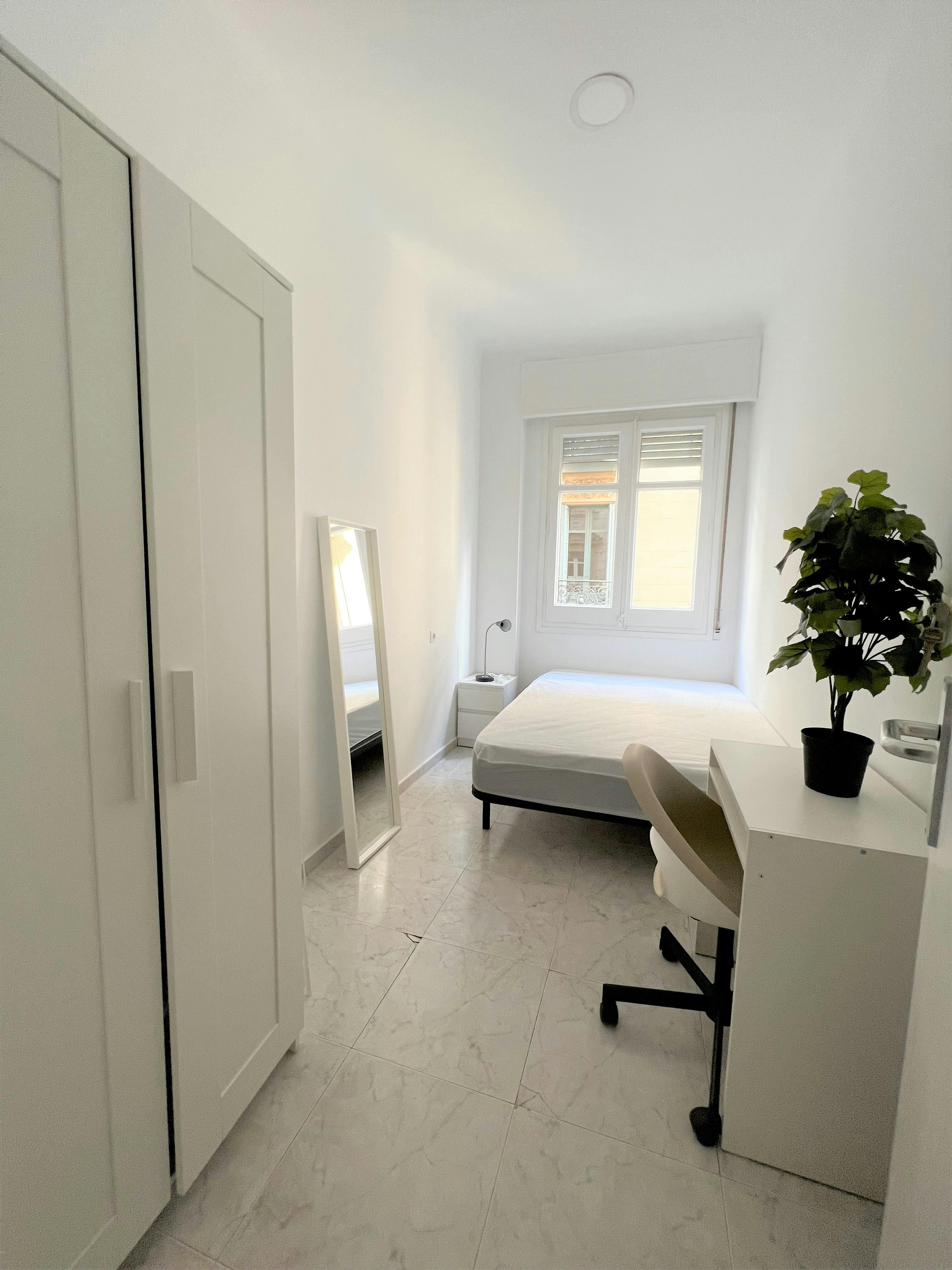 Private room for rent for €650 per month in Barcelona, Carrer de Muntaner