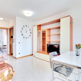Apartment for rent for €2,650 per month in Milan, Via Giacomo Manzù